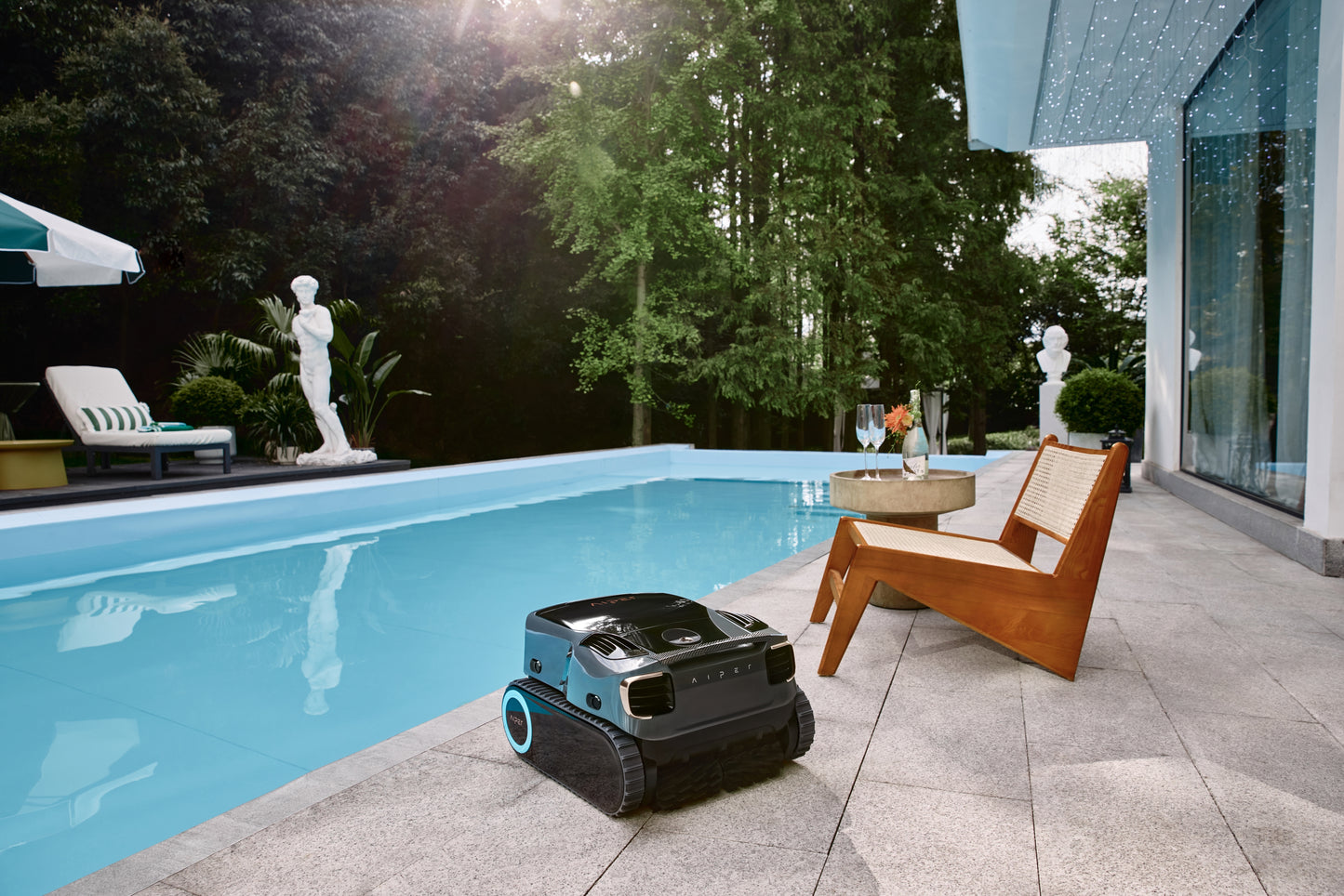 Bild vom Scuba X1 Pro Max am Beckenrand