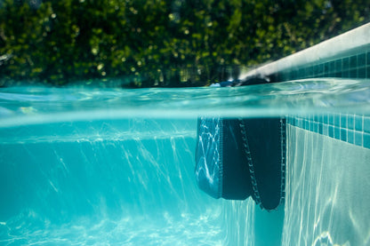 Bild vom Maytronics Dolphin EON 100 an der Wasserlinie, Akku Poolsauger