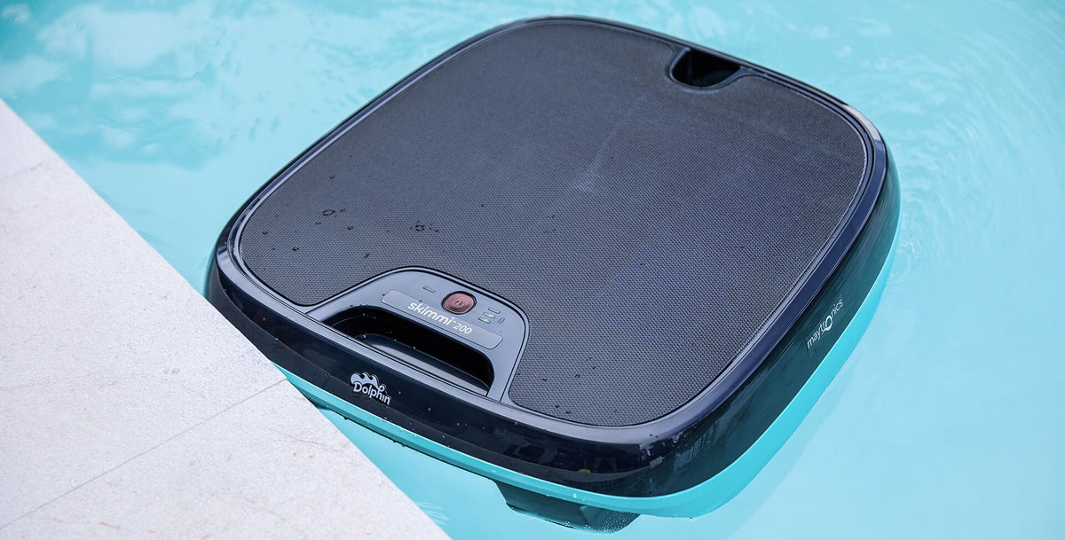 Bild vom Oberflächen Poolroboter Dolphin Skimmi 200 von Maytronics mit Solar Panel