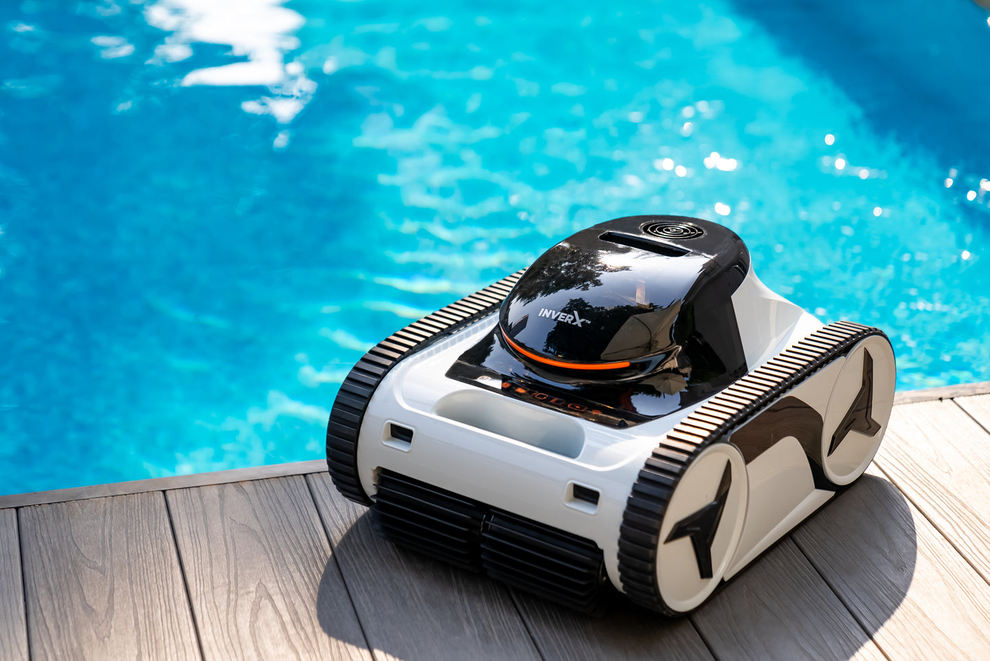Poolroboter Fairland InverX am Beckenrand