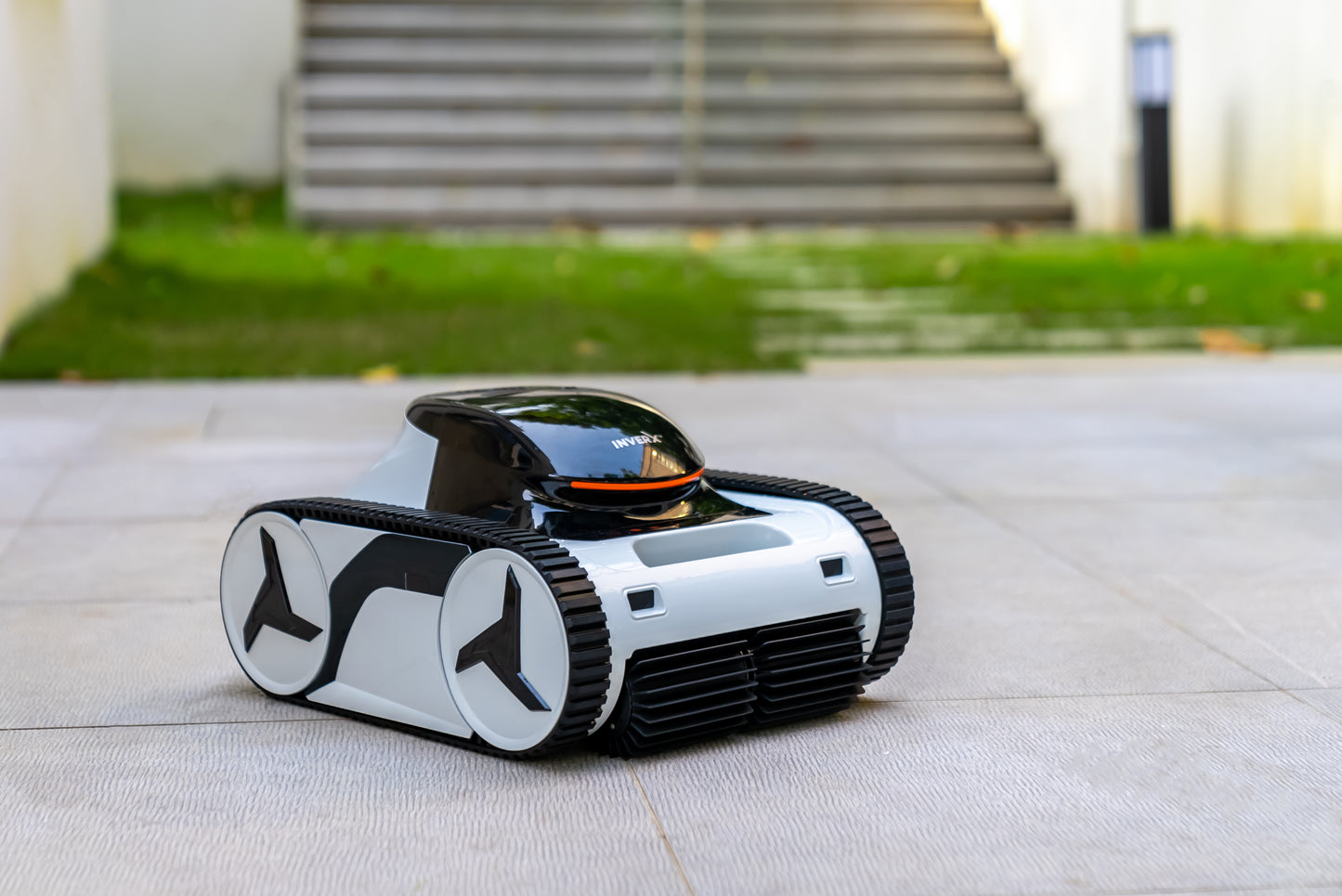 Poolroboter InverX auf Fliesen
